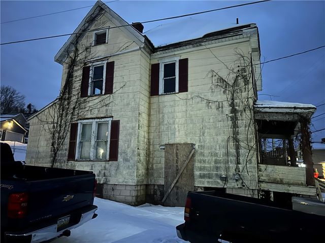 434 F A Cassin Jr Ave, Newell, PA 15466