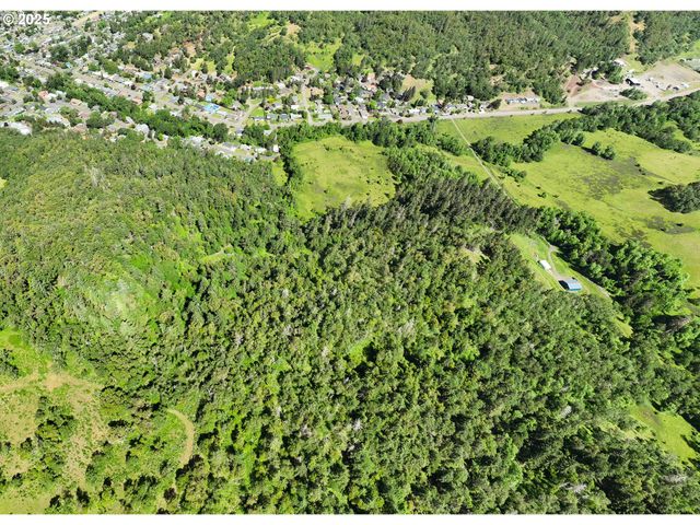 1755 Ne NEWTON CREEK Dr, Roseburg, OR 97470