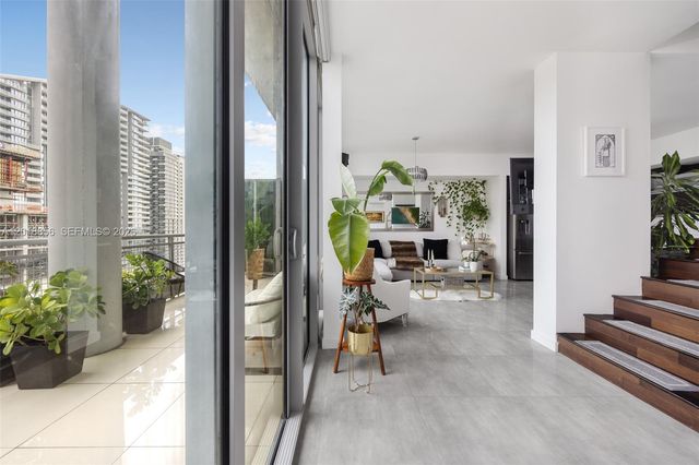 690 SW 1st Ct PHI10, Miami, FL 33130