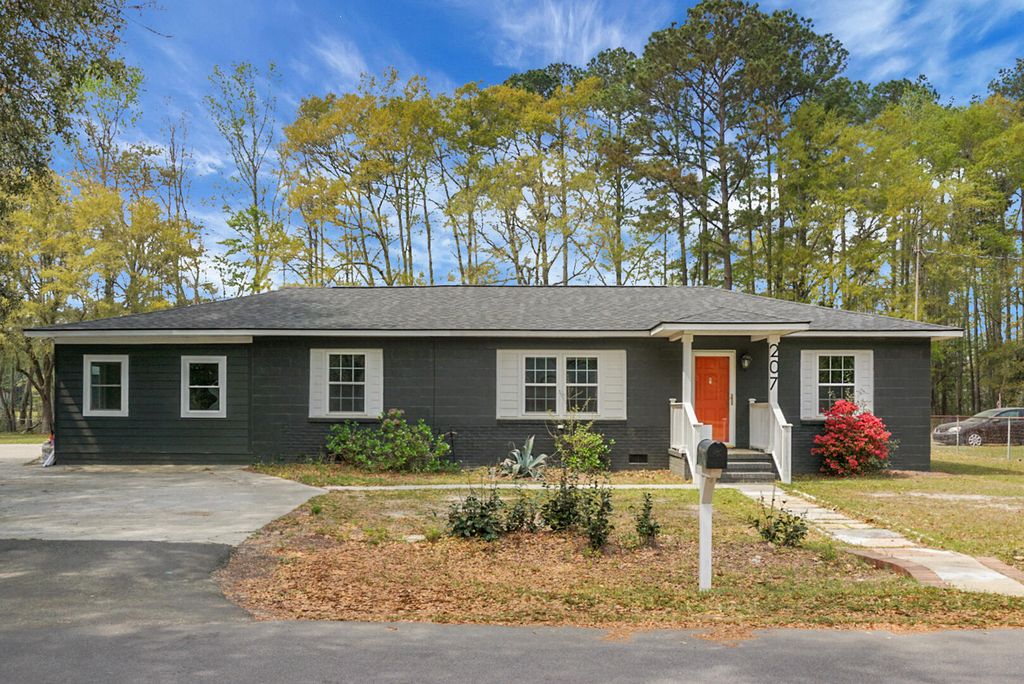 Image 2 of property listing at 207 Trivers Drive, Moncks Corner, SC 29461