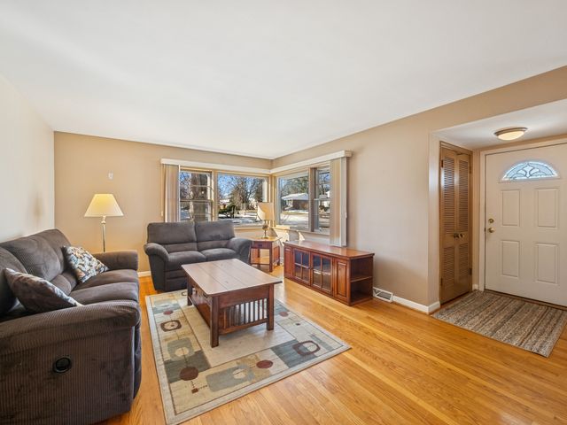 1215 W Sigwalt Street, Arlington Heights, IL 60005