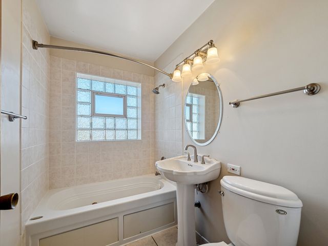 1215 W Sigwalt Street, Arlington Heights, IL 60005