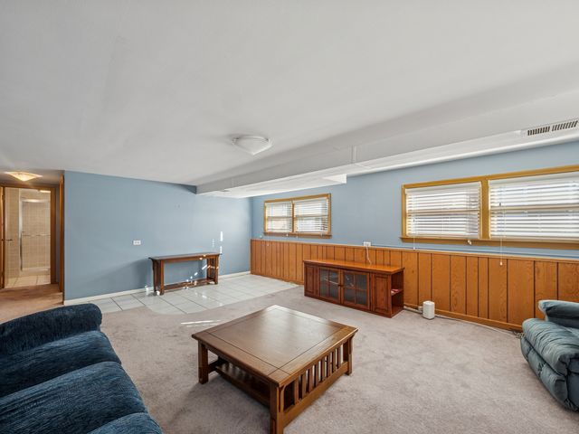 1215 W Sigwalt Street, Arlington Heights, IL 60005