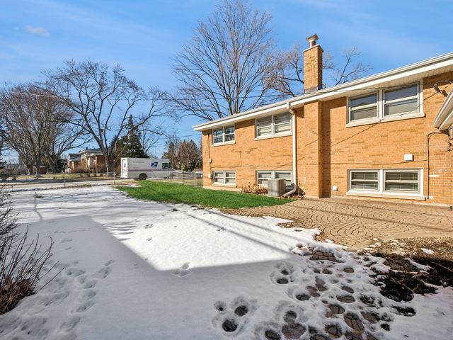 1215 W Sigwalt Street, Arlington Heights, IL 60005