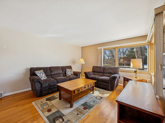 1215 W Sigwalt Street, Arlington Heights, IL 60005