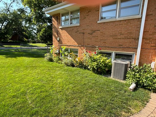 1215 W Sigwalt Street, Arlington Heights, IL 60005