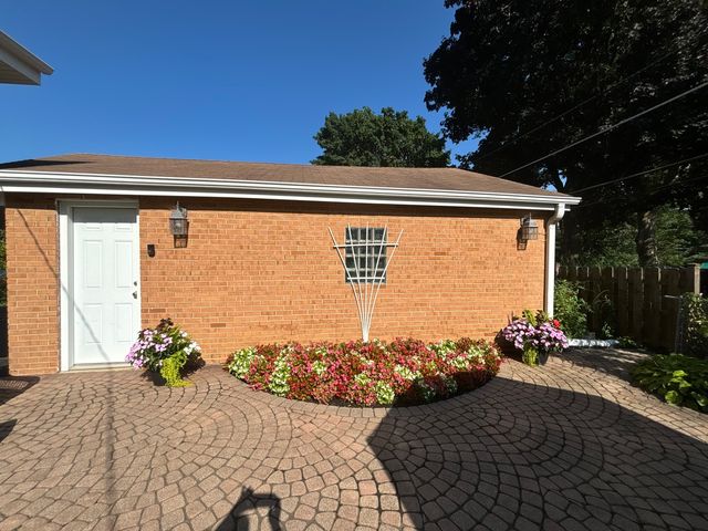 1215 W Sigwalt Street, Arlington Heights, IL 60005