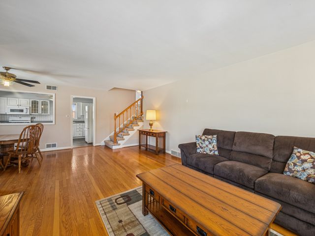 1215 W Sigwalt Street, Arlington Heights, IL 60005