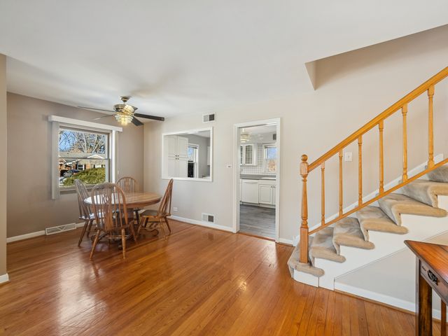 1215 W Sigwalt Street, Arlington Heights, IL 60005