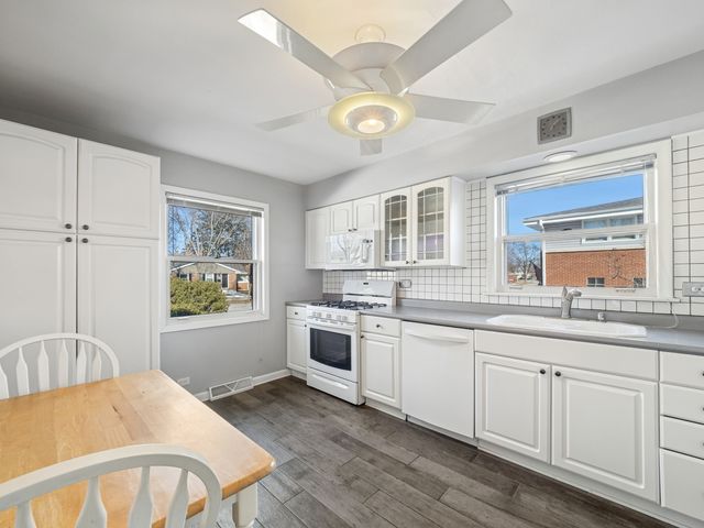 1215 W Sigwalt Street, Arlington Heights, IL 60005