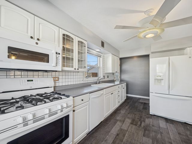 1215 W Sigwalt Street, Arlington Heights, IL 60005