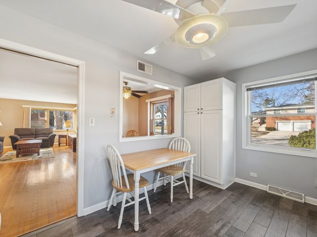 1215 W Sigwalt Street, Arlington Heights, IL 60005