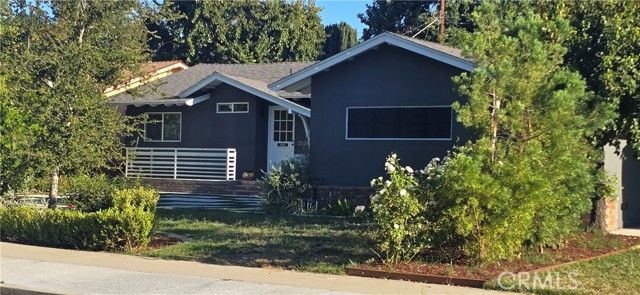 22128 Burton Street, Canoga Park (los Angeles), CA 91304