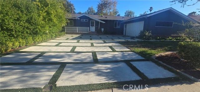 22128 Burton Street, Canoga Park (los Angeles), CA 91304