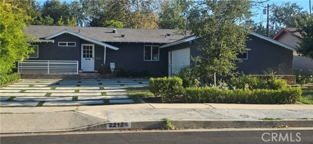 22128 Burton Street, Canoga Park (los Angeles), CA 91304