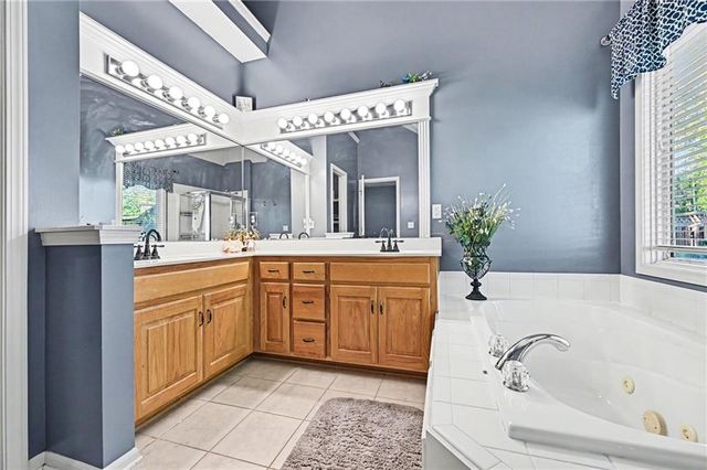 823 NE 102nd Street, Kansas City, MO 64155