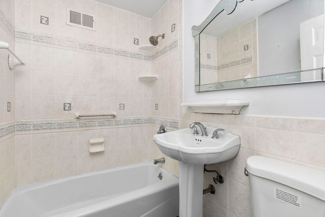 2930 N New England Avenue, Chicago, IL 60634