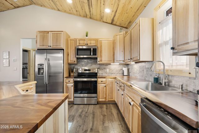 2718 Church Lane, Overgaard, AZ 85933