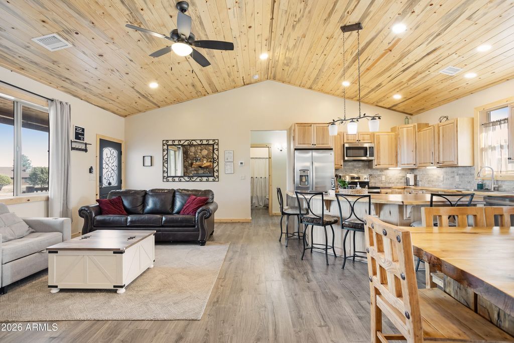 2718 Church Lane, Overgaard, AZ 85933