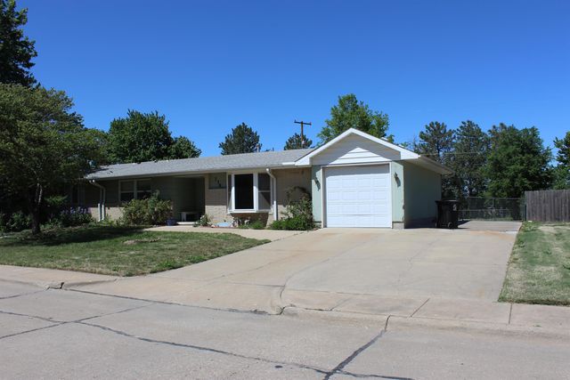 738 Greenbriar Circle, Salina, KS 67401
