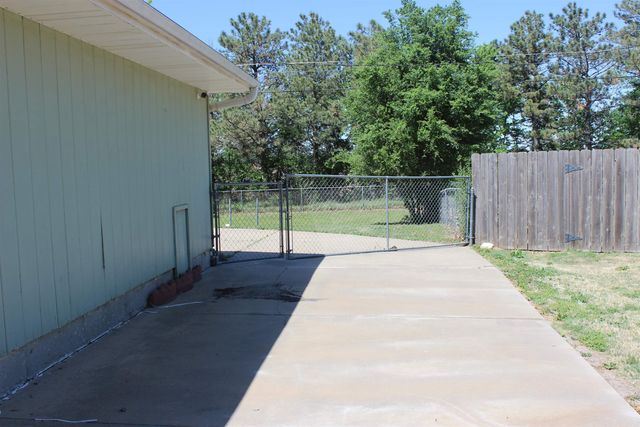 738 Greenbriar Circle, Salina, KS 67401