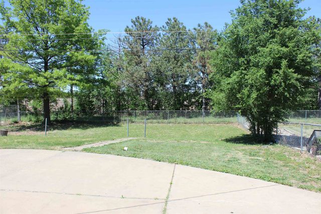 738 Greenbriar Circle, Salina, KS 67401