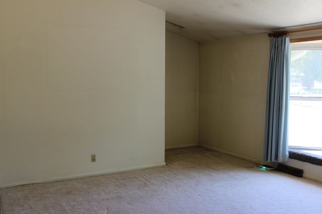 738 Greenbriar Circle, Salina, KS 67401