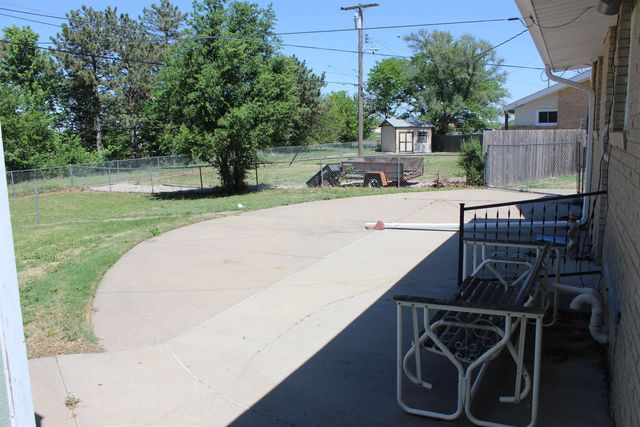 738 Greenbriar Circle, Salina, KS 67401