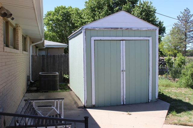 738 Greenbriar Circle, Salina, KS 67401