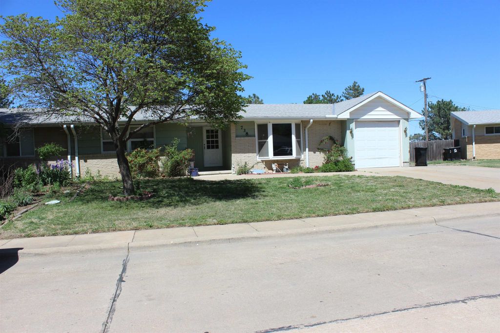 738 Greenbriar Circle, Salina, KS 67401