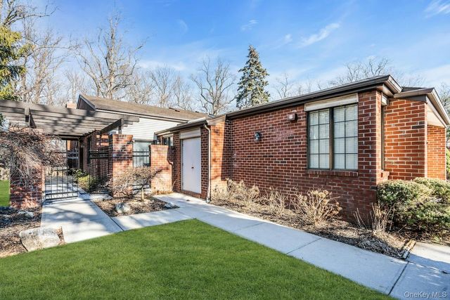 304 Aerie Court, Manhasset, NY 11030