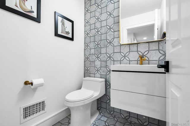 304 Aerie Court, Manhasset, NY 11030