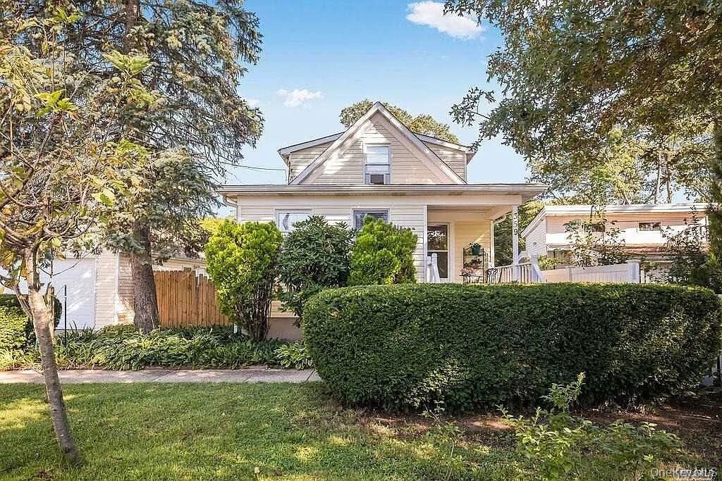 359 Erlanger Boulevard, Babylon, NY 11703