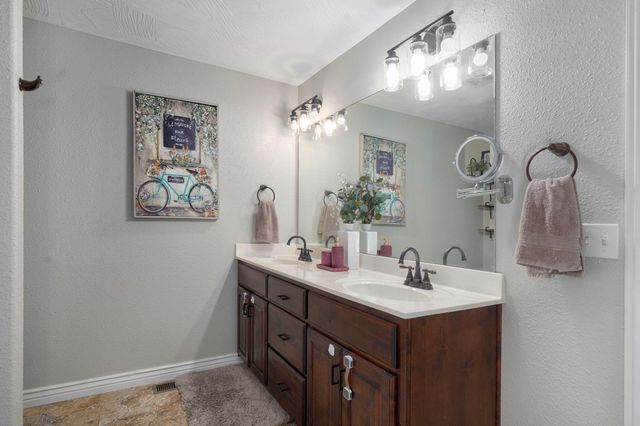 1465 S Appomattox Avenue, Republic, MO 65738