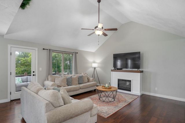 1465 S Appomattox Avenue, Republic, MO 65738