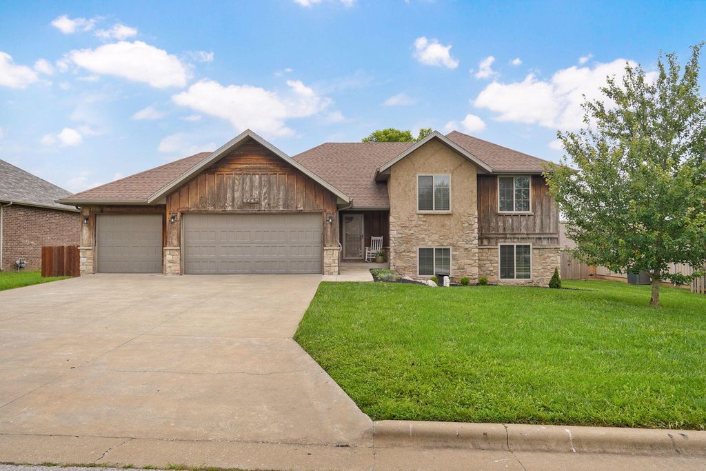 1465 S Appomattox Avenue, Republic, MO 65738
