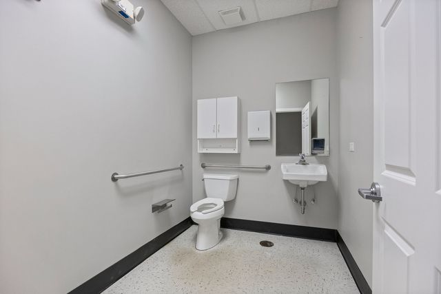 1111 Burlington Avenue 105, Lisle, IL 60532