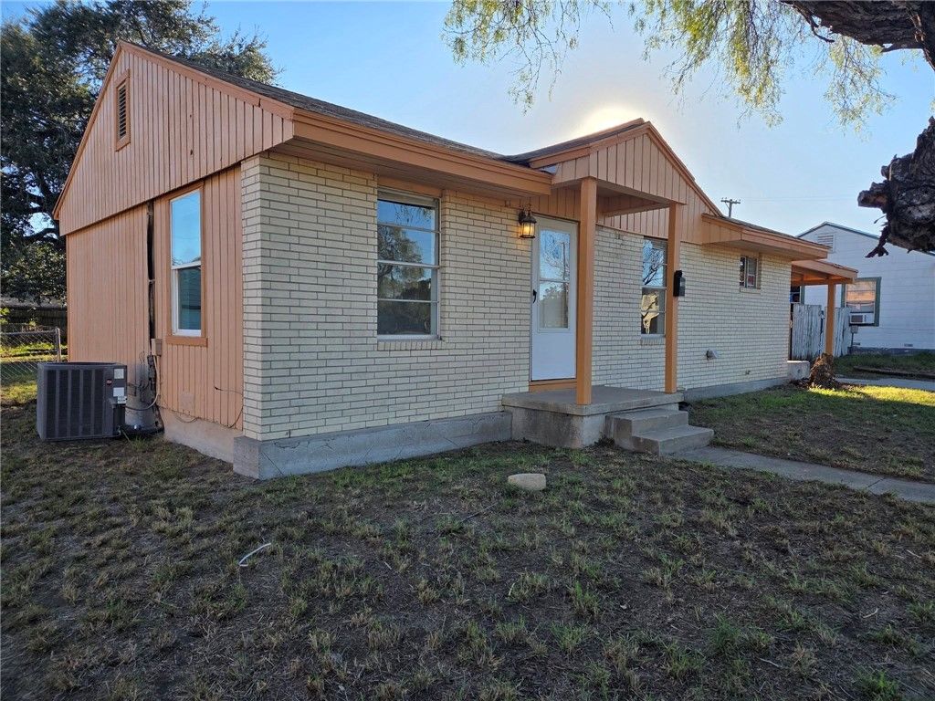 709 E Caesar Ave, Kingsville, TX 78363