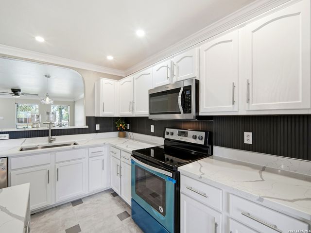 8903 Scarlet Crk, Universal City, TX 78148