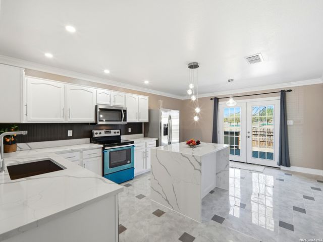 8903 Scarlet Crk, Universal City, TX 78148