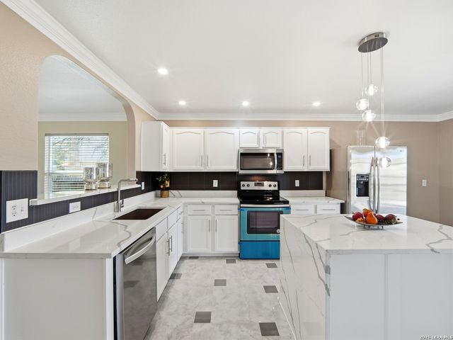 8903 Scarlet Crk, Universal City, TX 78148