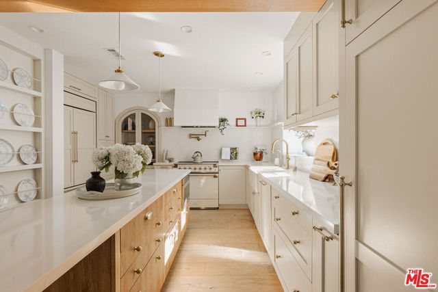 4257 Don Luis Drive, Los Angeles, CA 90008