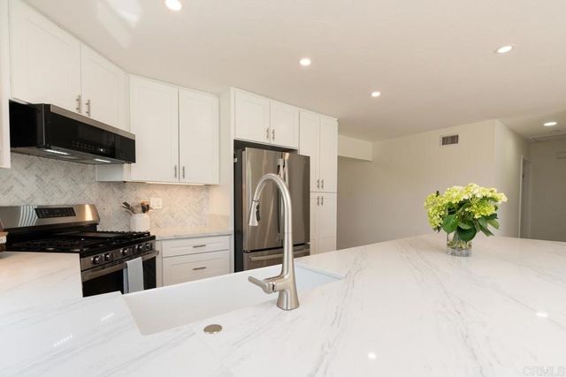 11007 Crystal Springs Rd, Santee, CA 92071