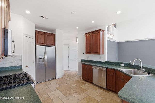 17 Meadow Run Court, Jackson, NJ 08527