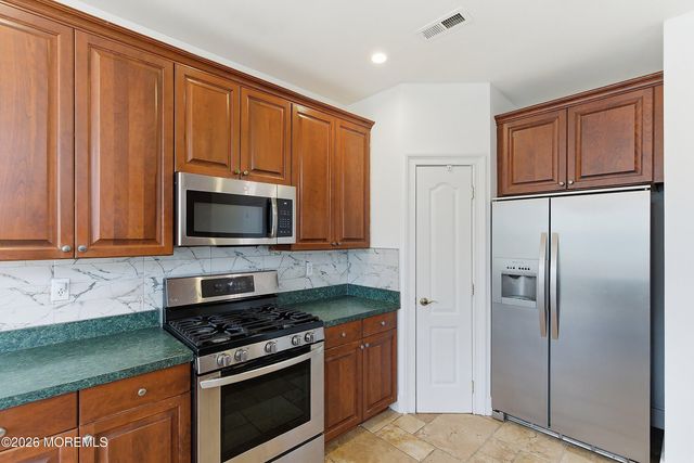 17 Meadow Run Court, Jackson, NJ 08527