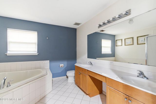 17 Meadow Run Court, Jackson, NJ 08527