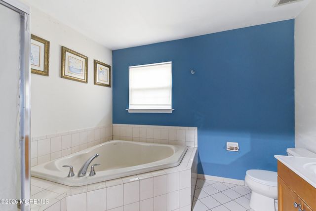 17 Meadow Run Court, Jackson, NJ 08527