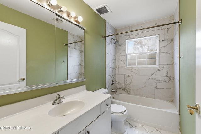 17 Meadow Run Court, Jackson, NJ 08527