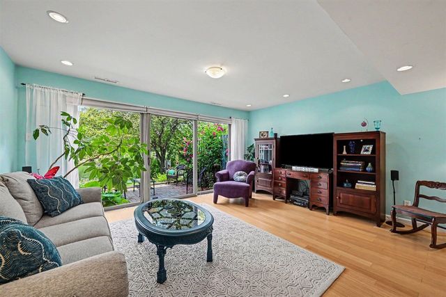 620 Peninsula Court, Ann Arbor, MI 48105