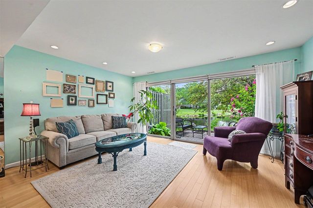 620 Peninsula Court, Ann Arbor, MI 48105
